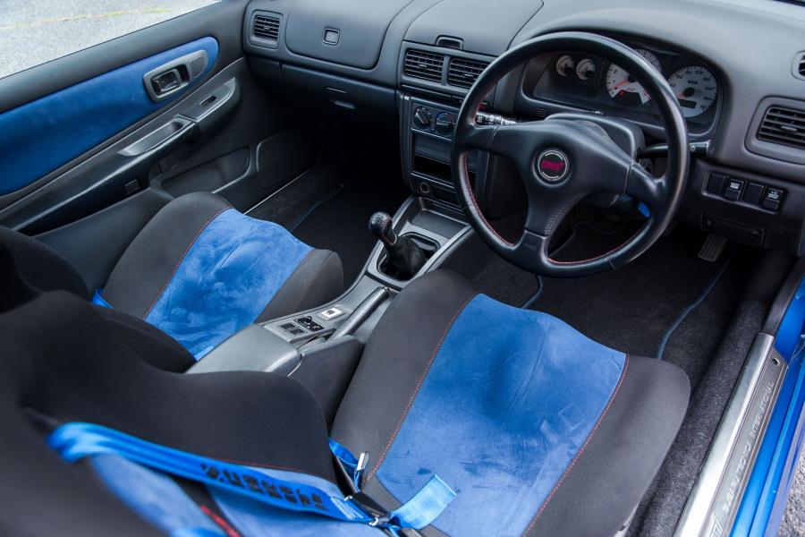 Интерьер Subaru Impreza 22B STi 1998 года  (фото 6 из 21)